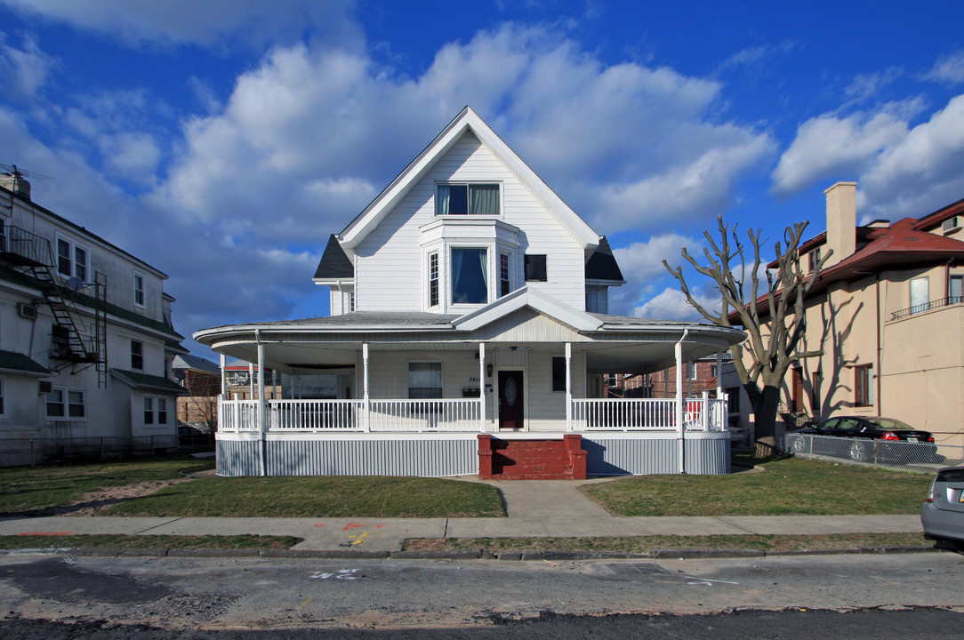 3815 Atlantic Ave in Brooklyn, NY - Foto de edificio