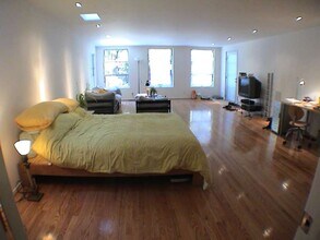 8245 Kirkwood Dr in Los Angeles, CA - Building Photo - Building Photo