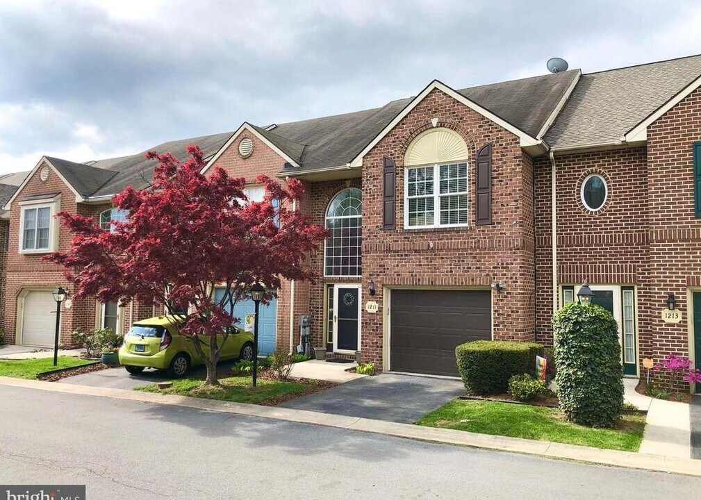 1211 Lindsay Ln in Hagerstown, MD - Building Photo