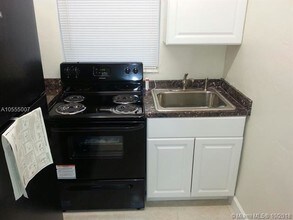 620 SW 4th St-Unit -5 in Miami, FL - Foto de edificio - Building Photo