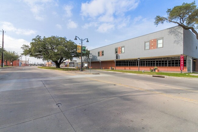 612 Lofts in Baytown, TX - Foto de edificio - Building Photo