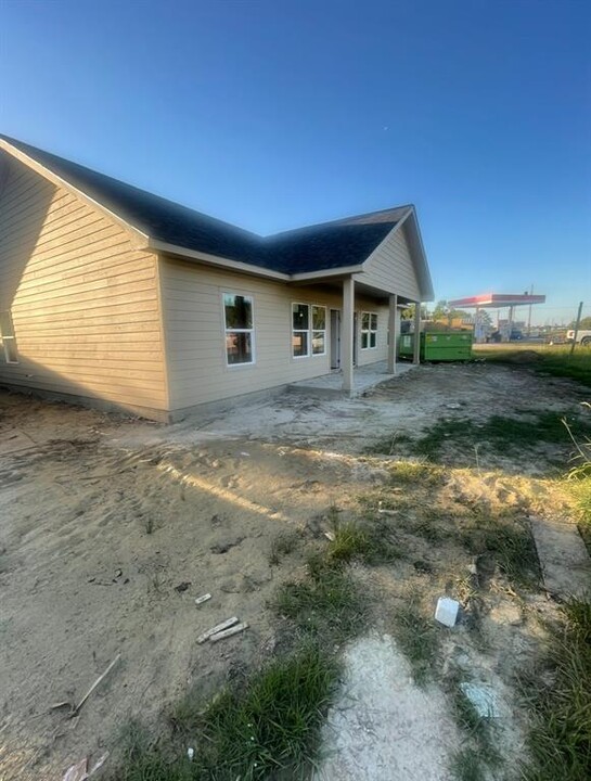 1318 Stowell St in Anahuac, TX - Building Photo