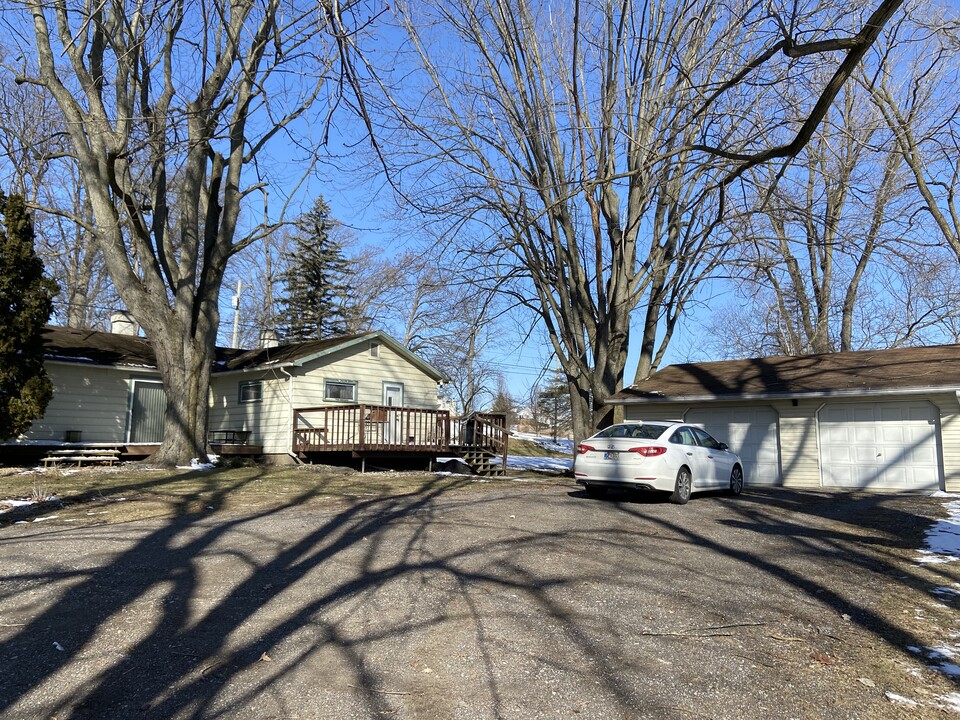 8493 N Roanoke Rd in Roanoke, IN - Building Photo