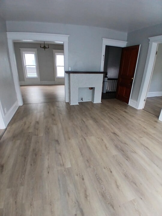 85 Bowen St, Unit 2 in Jamestown, NY - Foto de edificio