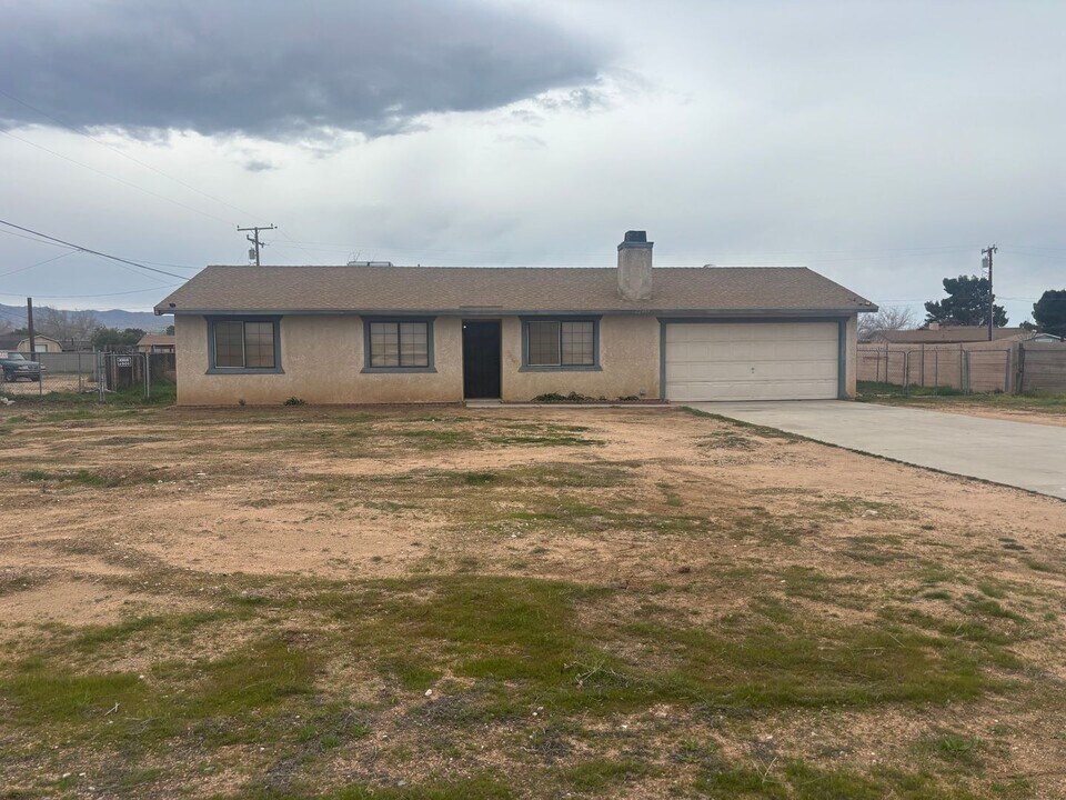 22393 Little Beaver Rd in Apple Valley, CA - Building Photo