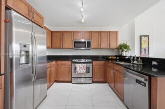 8390 SW 72nd Ave in Miami, FL - Foto de edificio - Building Photo