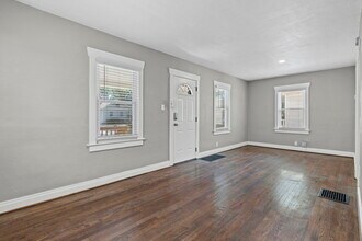 810 W 77th St in Kansas City, MO - Foto de edificio - Building Photo
