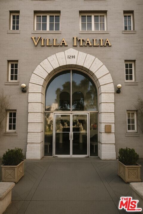 1201 N Crescent Heights Blvd in West Hollywood, CA - Foto de edificio