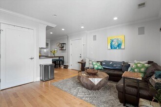 881 E 2nd St, Unit 1 in Boston, MA - Building Photo - Building Photo
