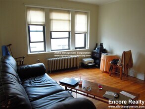 349 Pleasant St, Unit B1-25 in Malden, MA - Foto de edificio - Building Photo