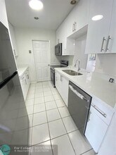 511 SE 13th Ct in Deerfield Beach, FL - Building Photo - Building Photo