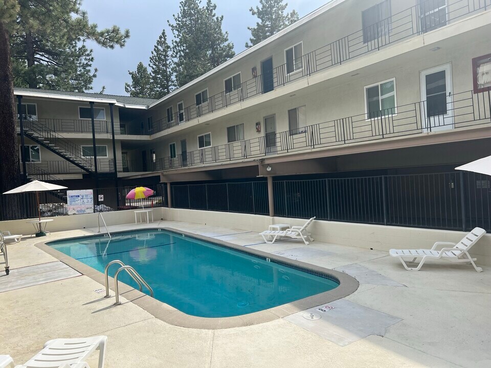 3344 Sandy Way in South Lake Tahoe, CA - Foto de edificio
