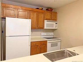 8 Rose Ln in Danbury, CT - Building Photo - Building Photo