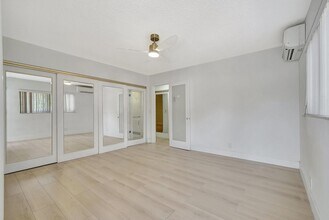161 NE 10th Ave in Hallandale Beach, FL - Foto de edificio - Building Photo