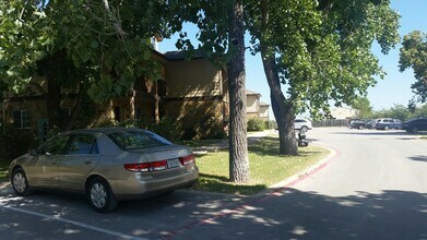413 Lion Dr, Unit 202 in Leander, TX - Foto de edificio - Building Photo