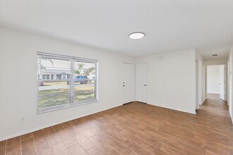 1238 Padgett Cir in Lady Lake, FL - Foto de edificio - Building Photo