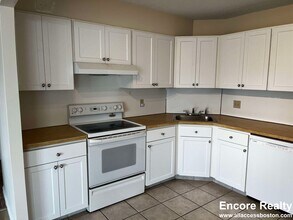 131 Coolidge Ave, Unit 528 in Watertown, MA - Foto de edificio - Building Photo