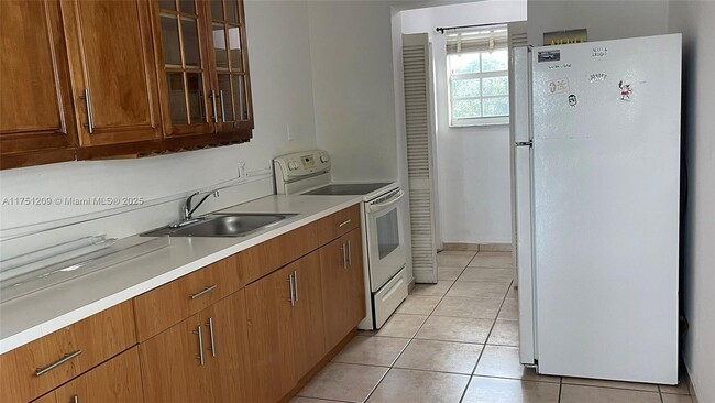 930 E 13th St-Unit -Upstairs in Hialeah, FL - Building Photo - Building Photo