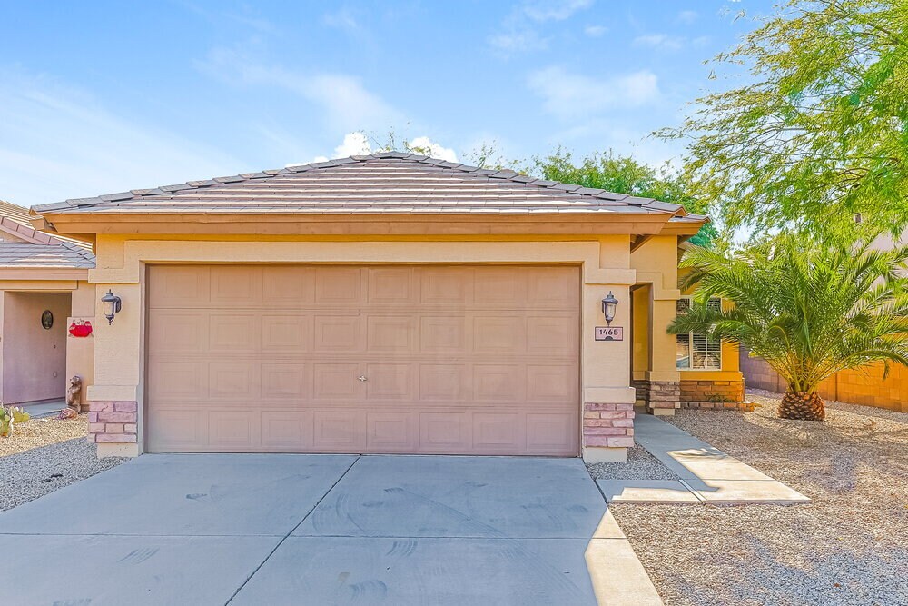 1465 E Rolls Rd in San Tan Valley, AZ - Foto de edificio