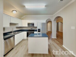 223 Troy Ln in Red Oak, TX - Foto de edificio - Building Photo