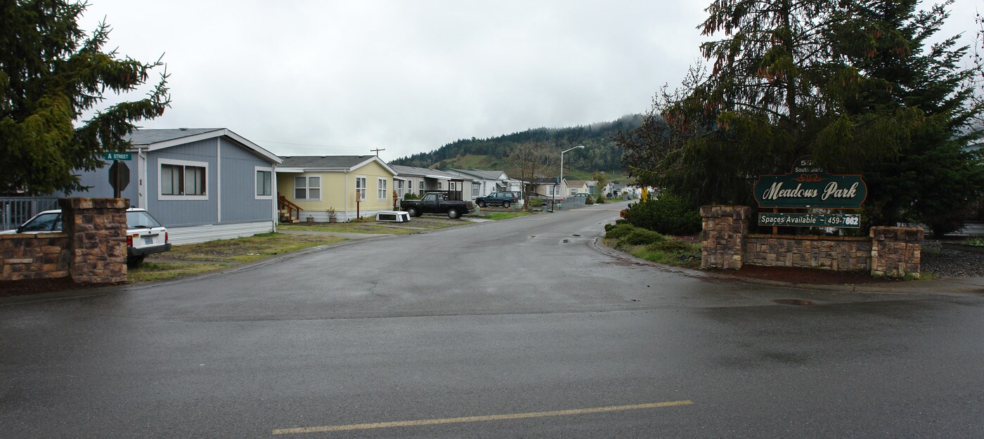 Meadows Park in Sutherlin, OR - Foto de edificio