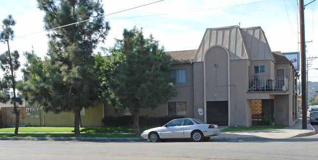 2165 Woodbury Rd in Altadena, CA - Foto de edificio - Building Photo