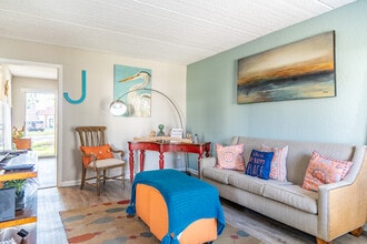 St. Charles Row in St. Petersburg, FL - Building Photo - Interior Photo