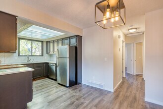 124 Deerview Dr SE in Calgary, AB - Building Photo - Building Photo