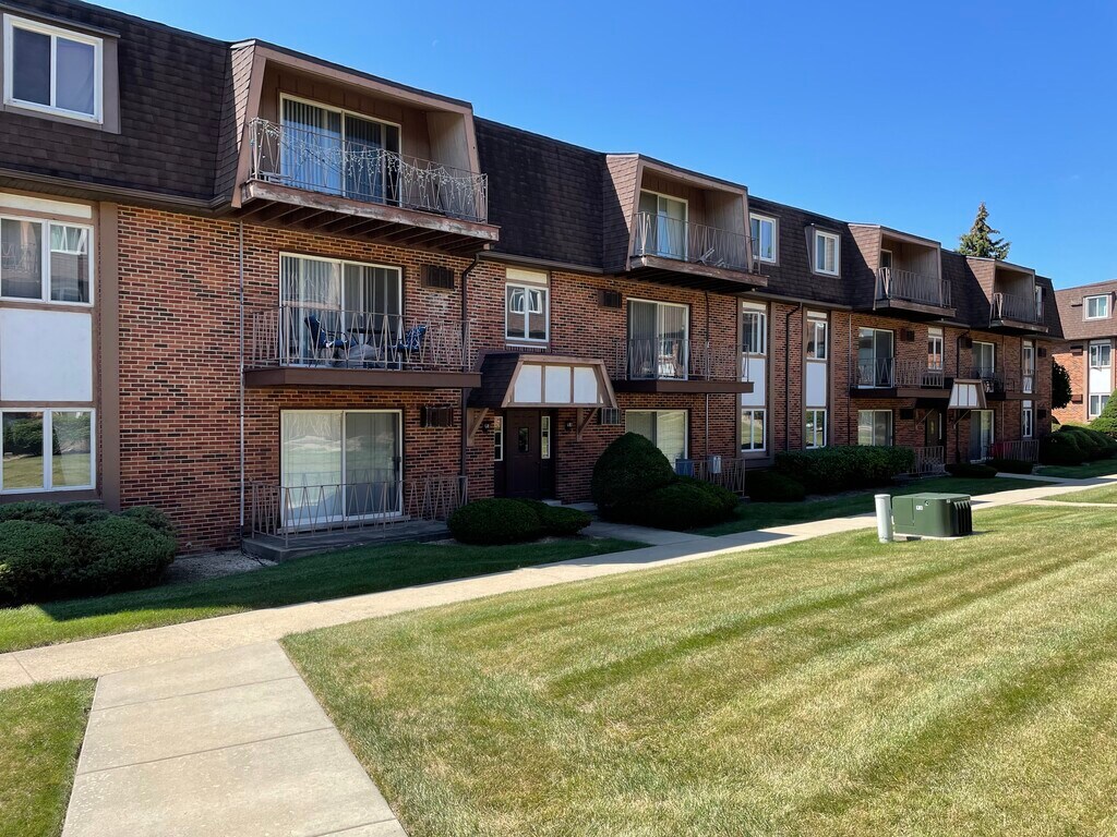Woodland Courts Apartments in Alsip, IL