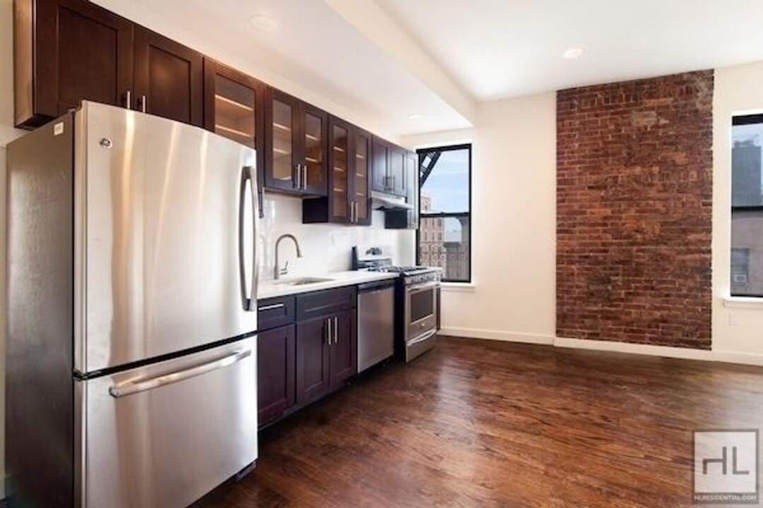 154 Adelphi St in Brooklyn, NY - Building Photo