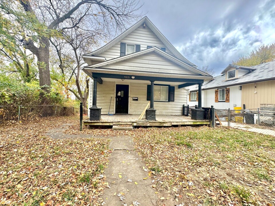 5615 E 16th Terrace in Kansas City, MO - Foto de edificio