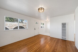 8 Whitmore Pl in Oakland, CA - Building Photo - Building Photo