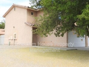 910 Bourbon St in Pahrump, NV - Foto de edificio - Building Photo
