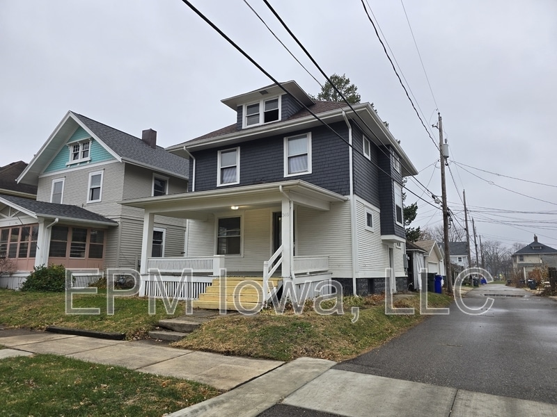 349 17th St SE in Cedar Rapids, IA - Building Photo