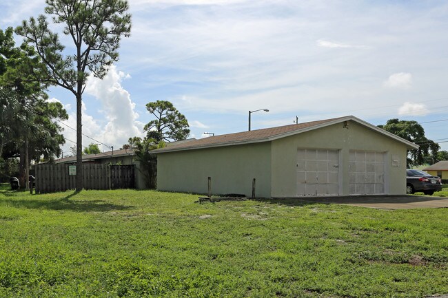 3767 Melaleuca Ln in Lake Worth, FL - Building Photo - Building Photo
