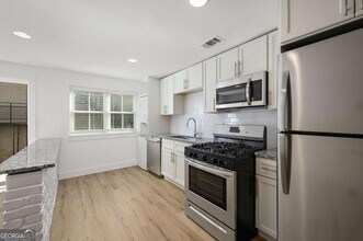880 St Charles Ave NE in Atlanta, GA - Building Photo - Building Photo