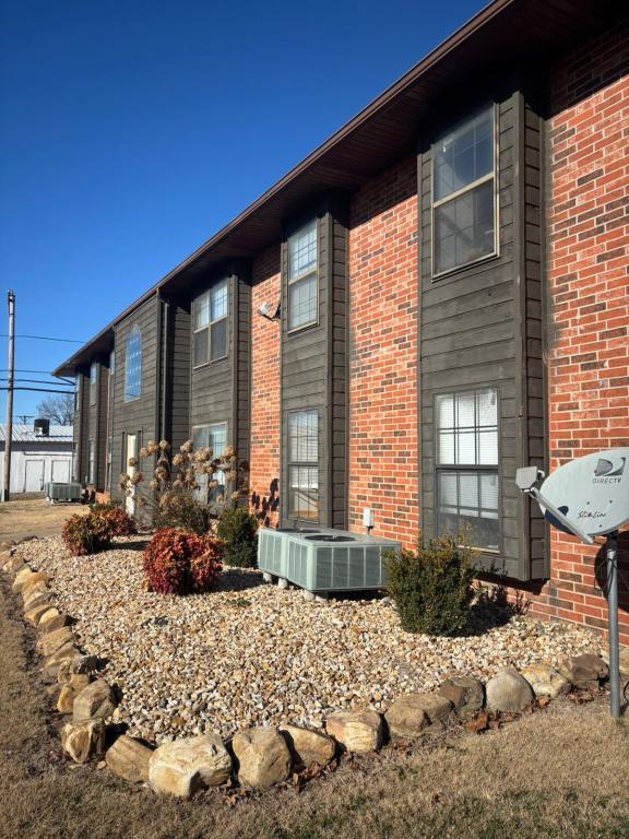 property at 1221 S Park Ave