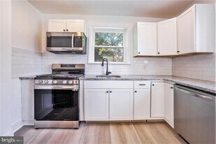 129 E Phil Ellena St in Philadelphia, PA - Building Photo