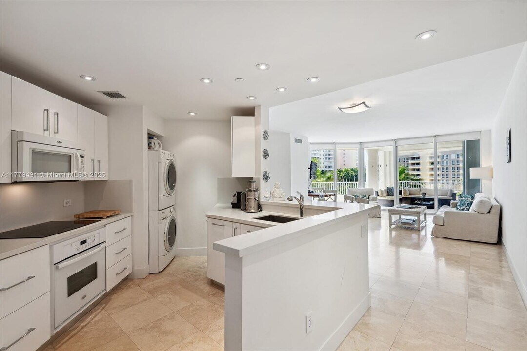 715 Crandon Blvd in Key Biscayne, FL - Building Photo