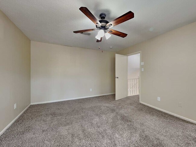 property at 27 S White Pebble Ct