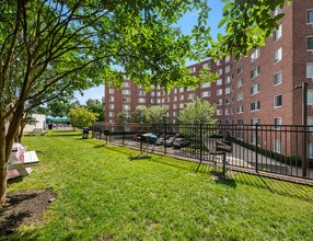 100 York Apartments in Jenkintown, PA - Foto de edificio - Building Photo