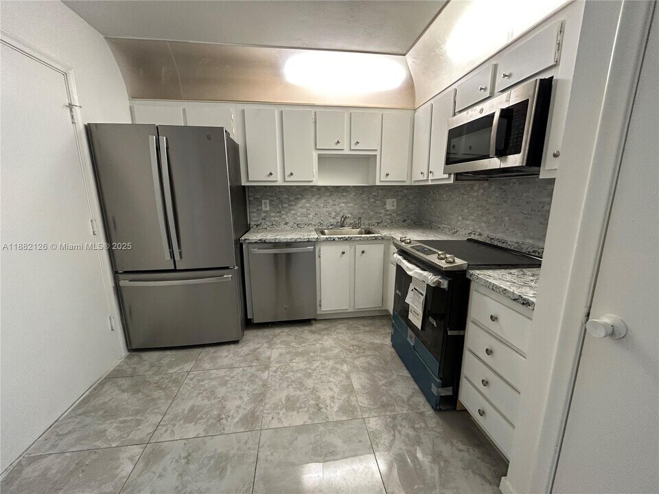 2061 NW 47th Terrace in Lauderhill, FL - Building Photo