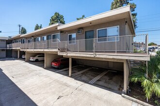 Pinecrest Apartments in La Mirada, CA - Foto de edificio - Building Photo