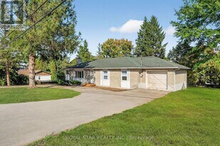 10 Delong Dr in Ottawa, ON - Building Photo