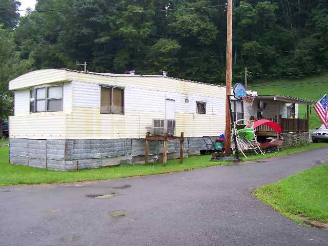 258 John St in Weston, WV - Building Photo - Building Photo