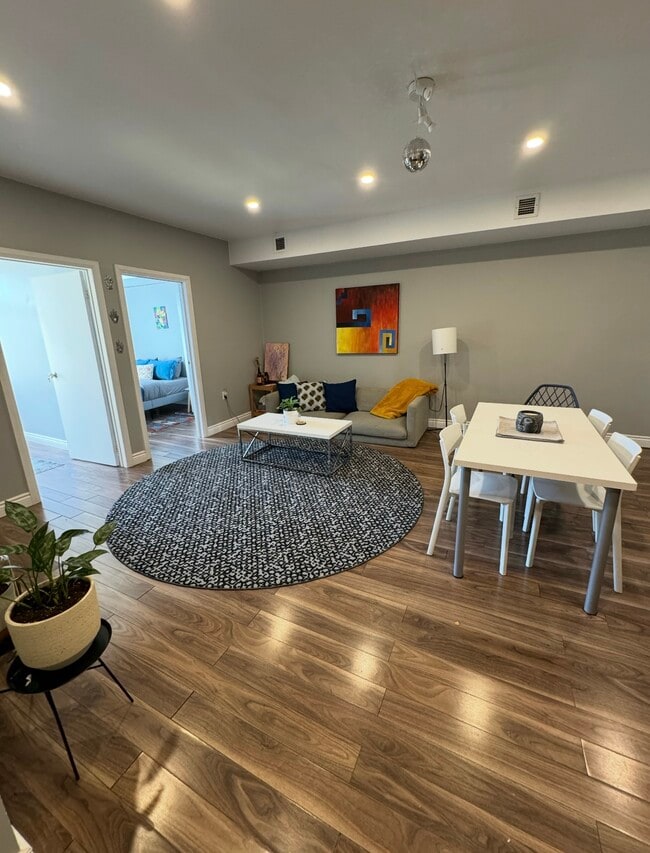 828 Dundas St W in Toronto, ON - Building Photo - Building Photo