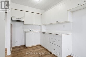 19 Manchester Ave in St Catharines, ON - Building Photo - Building Photo