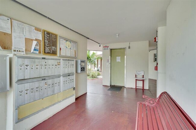 2950 NW 46th Ave in Lauderdale Lakes, FL - Building Photo - Building Photo