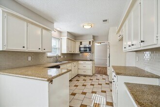 13603 Woodchester Dr in Sugar Land, TX - Foto de edificio - Building Photo