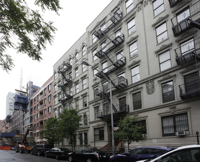 231-233 E 13th St in New York, NY - Foto de edificio - Building Photo